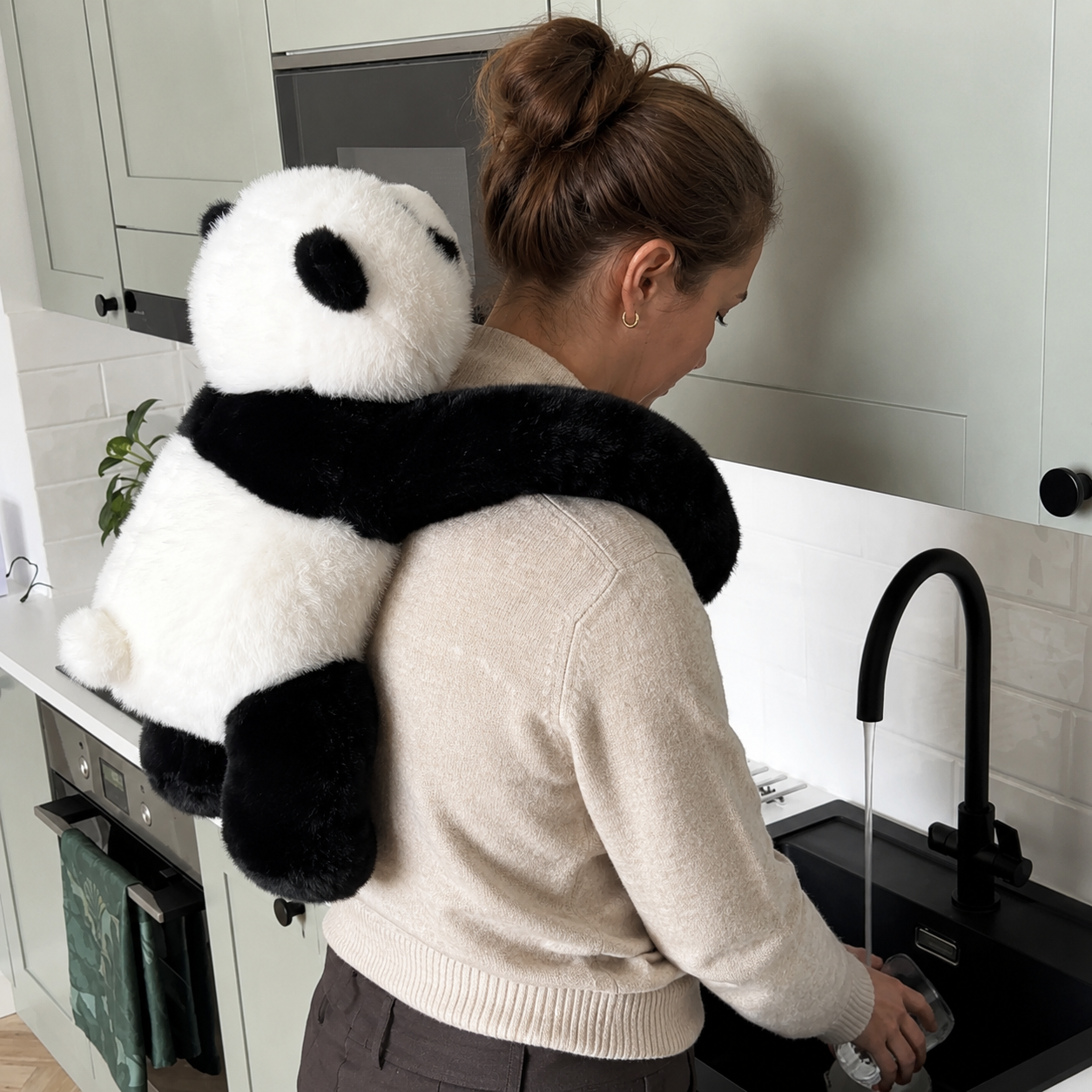 Les longs bras restent en place, même en mouvement